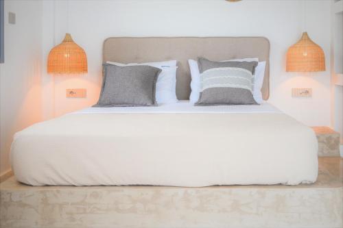Una cama o camas en una habitación de Anavalos
