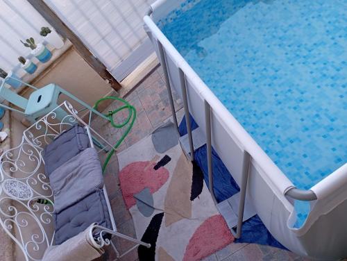 una vista aérea de una piscina con una cama al lado en Casa di Luna, incantevole bilo con idromassaggio, en San Cesario di Lecce
