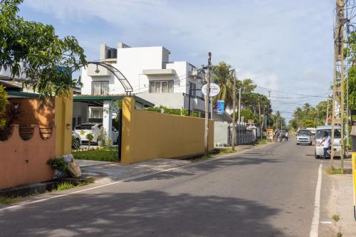 una calle vacía en una ciudad con edificios en Bohemian Villa - Negombo en Negombo