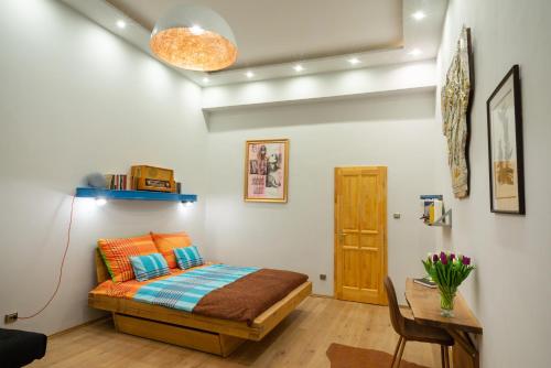 Postel nebo postele na pokoji v ubytování Tipton's Quiet & Artsy home in Budapest downtown