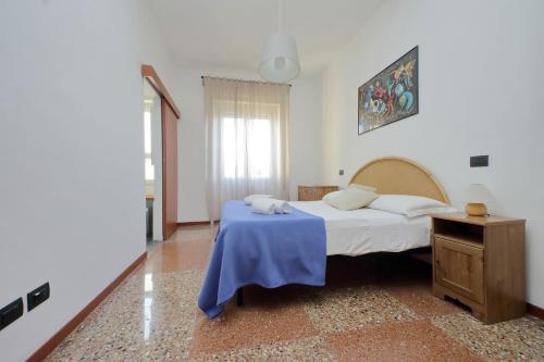 ローマにあるSilvano's Home In Romeのベッドルーム1室(ベッド1台、テーブル、窓付)