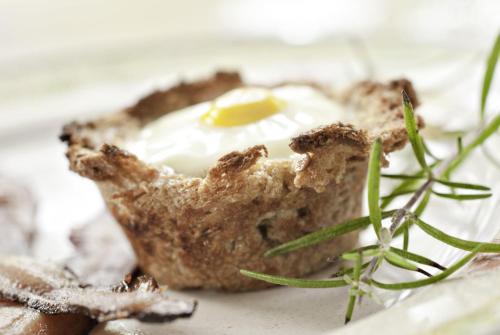 een stuk eten met een ei erop bij Golden Stage Inn in Proctorsville