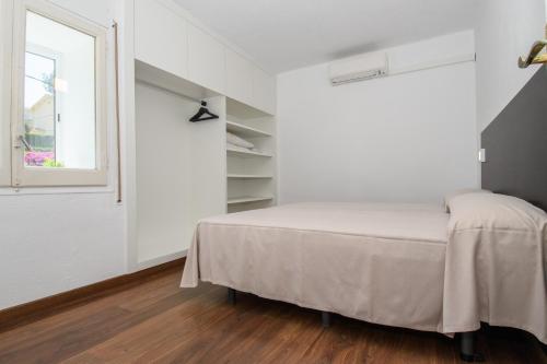 Posteľ alebo postele v izbe v ubytovaní Rentalmar Villa Covamar families only