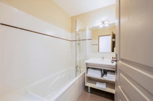 a bathroom with a tub and a sink and a shower at Garden & City Mont-Ventoux Malaucène in Malaucène