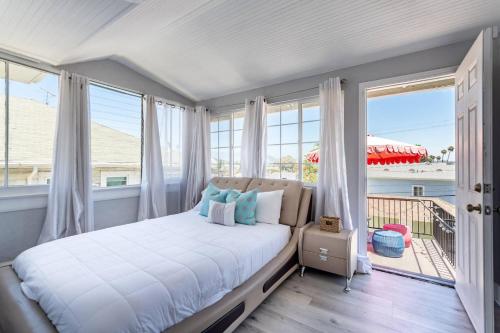 a bedroom with a bed with a view of the ocean at Normandie Manor in Los Angeles