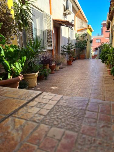 an alley with potted plants on the side of a building at Domus Lace in Messina