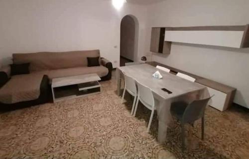 un soggiorno con un divano e un tavolo di Ad un passo dal Mare a Petrosino