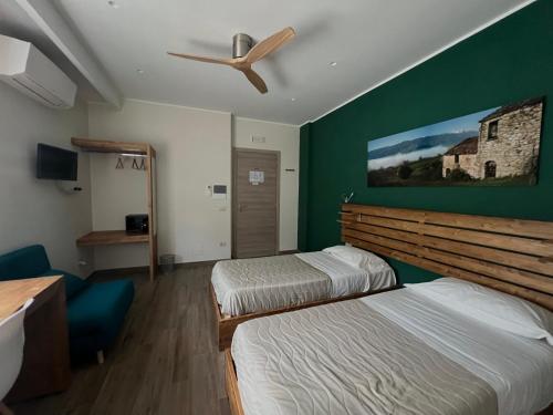 Een bed of bedden in een kamer bij Why Not B&B