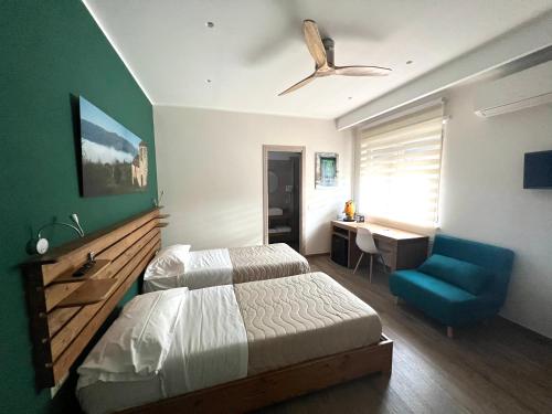 Een bed of bedden in een kamer bij Why Not B&B