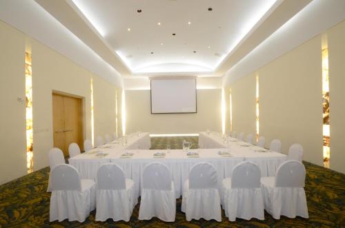 a conference room with a white table and chairs at Gamma Colima Garden in Colima