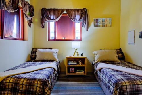 Voodi või voodid majutusasutuse Iona's home: Vibrant 2bedroom home near Willemstad toas