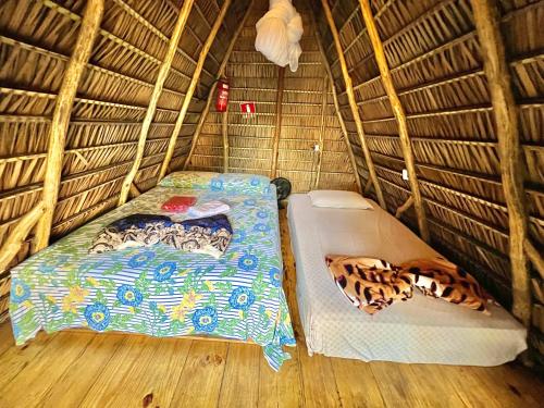 チアングァーにあるZ'Alpes Camping e Restauranteの藁小屋内のベッド2台付きの部屋