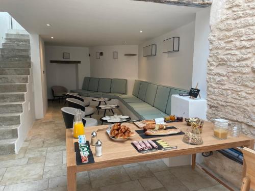a living room with a table with food on it at Chambre d'hôtes Hôte des Portes Île de Ré in Les Portes