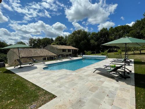 Bazén v ubytování Vacances au calme à Litout, Piscine, Clim, 10 personnes, proche St Emilion nebo v jeho okolí