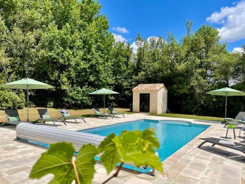 Bazén v ubytování Vacances au calme à Litout, Piscine, Clim, 10 personnes, proche St Emilion nebo v jeho okolí
