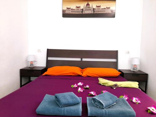 un lit avec deux oreillers et des fleurs dessus dans l'établissement El cortijo, pool view, à Playa de las Americas