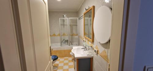 een badkamer met een wastafel en een spiegel bij SKIPER VOIAGE in Savudrija