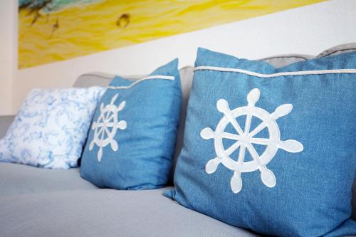 zwei blaue Kissen mit Bootsdesign drauf in der Unterkunft Brisa marina in Morro del Jable