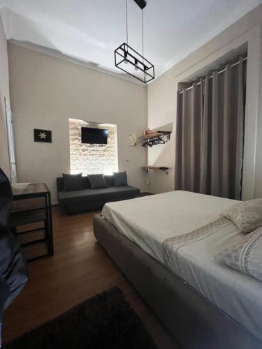 ナポリにあるcasetta gioiaのベッドルーム(ベッド1台、ソファ、テレビ付)