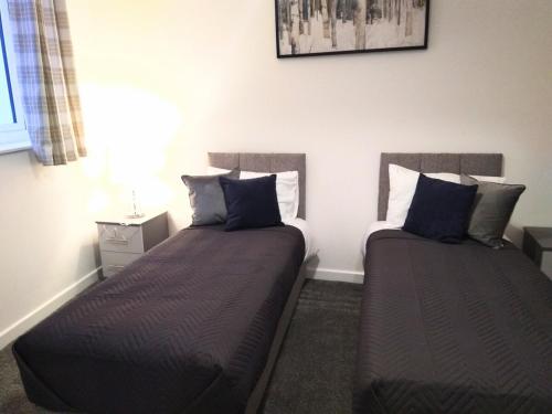 - deux lits assis l'un à côté de l'autre dans une pièce dans l'établissement Sigma Central Apartment 5, à North Shields