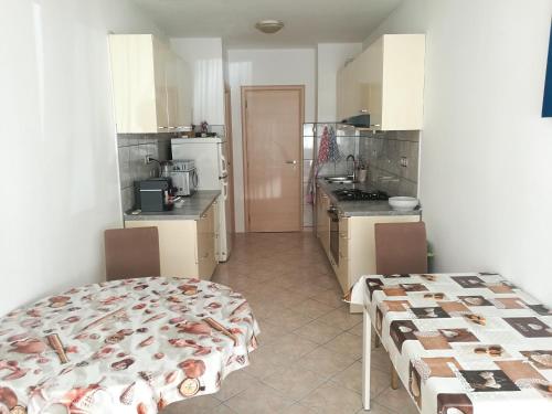 uma cozinha com 2 camas num quarto com uma cozinha em Pretty big double bed room with balcony em Split