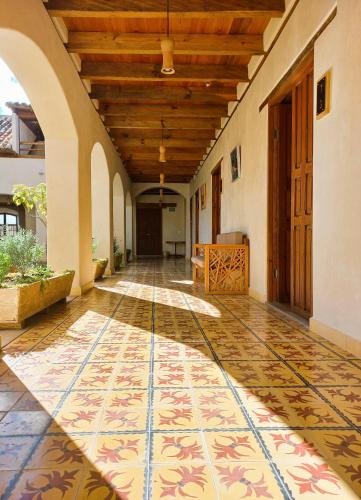 a hallway with a tile floor and a wooden ceiling at Hotel Junvay in San Cristóbal de Las Casas