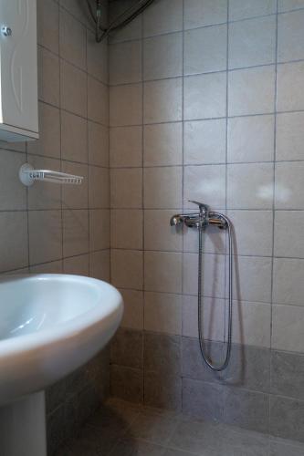 Bilik mandi di Kantounia Stonehouse