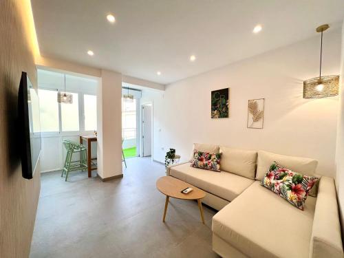 - un salon avec un canapé et une table dans l'établissement Malagueta beach II & Private Terrace by ELE Apartments, à Malaga