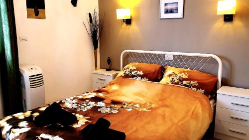 コスタ・デ・アンティグアにあるLovely and cozy sea view apartment Ocean Breezeのベッドルーム1室(花の飾られたベッド1台付)