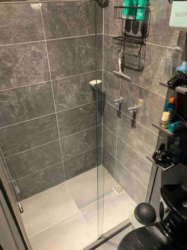 a shower with a glass door in a bathroom at Entre Bambús in Pereira