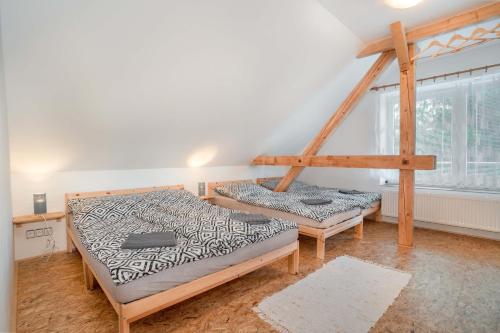 sypialnia z 2 łóżkami w pokoju w obiekcie Apartman Odolov Jestřebí hory w mieście Malé Svatoňovice