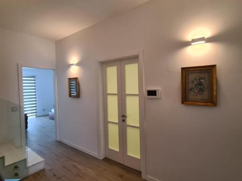 une pièce vide avec une porte et une photo sur le mur dans l'établissement Modern and bright 3 bedroom villa with pool., à San Ġwann