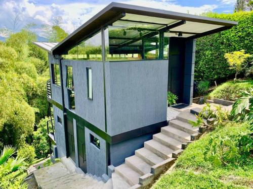 a small house with a glass roof and stairs at Entre Bambús in Pereira