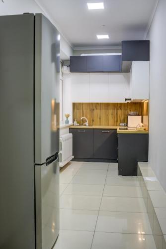 Inter Hotel Bishkekにあるキッチンまたは簡易キッチン