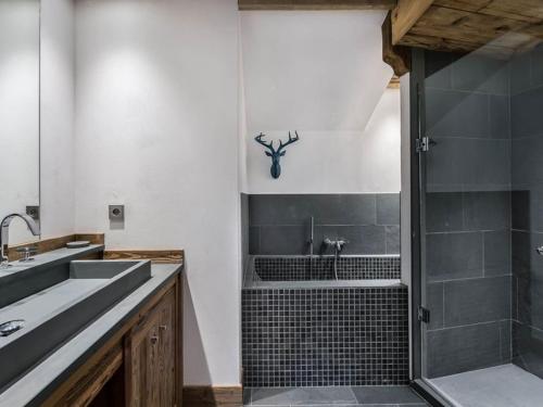 une salle de bain avec douche et lavabo dans l'établissement Duplex luxueux 10p avec cheminée, 500m des pistes à Val d'Isère - FR-1-567-11, à Val dʼIsère