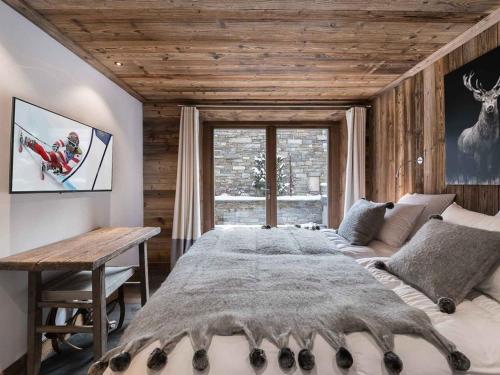 une chambre avec un grand lit et un canapé dans l'établissement Appartement duplex luxueux avec sauna – 500m des pistes à Val d'Isère - FR-1-567-17, à Val dʼIsère
