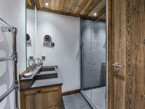 une salle de bain avec un lavabo et une douche dans l'établissement Appartement duplex luxueux avec sauna – 500m des pistes à Val d'Isère - FR-1-567-17, à Val dʼIsère