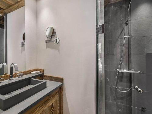 Appartement Val-d'Isère, 5 pièces, 8 personnes - FR-1-567-17 في فال ديزير: حمام مع حوض ودش