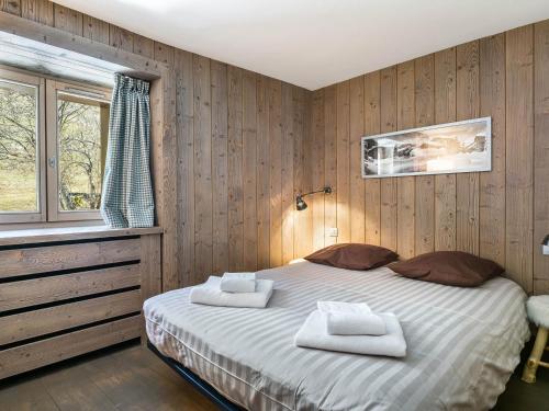 une chambre avec un lit avec deux serviettes dessus dans l'établissement Appartement de standing avec balcon en plein centre, près des pistes - 4 chambres, 8 personnes - FR-1-567-49, à Val dʼIsère