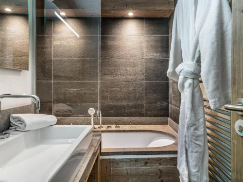 une salle de bain avec une baignoire et un lavabo dans l'établissement Appartement de standing avec balcon en plein centre, près des pistes - 4 chambres, 8 personnes - FR-1-567-49, à Val dʼIsère