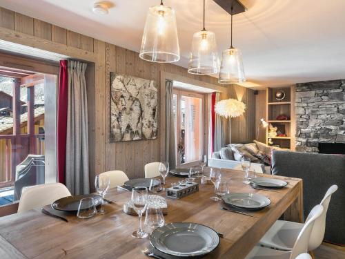 une salle à manger avec une table et des chaises en bois dans l'établissement Appartement de standing avec balcon en plein centre, près des pistes - 4 chambres, 8 personnes - FR-1-567-49, à Val dʼIsère