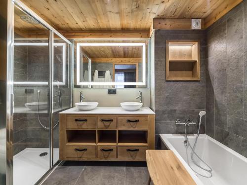 a bathroom with two sinks and a tub and a shower at Appartement spacieux, cosy avec cheminée, proche pistes et école de ski, idéal pour familles - FR-1-567-12 in Val dʼIsère