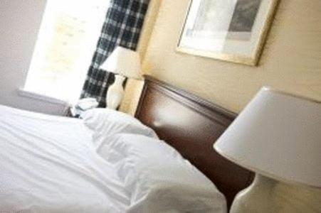 Ένα ή περισσότερα κρεβάτια σε δωμάτιο στο Lovat Arms Hotel