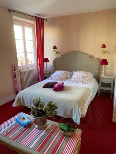 Una cama o camas en una habitación de ÔBERGE MAITE