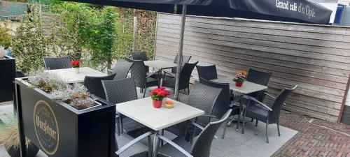 a group of tables and chairs on a patio at B&B D'n Optie in Druten