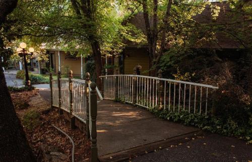 a white fence in front of a house at Northern Queen Inn in Nevada City