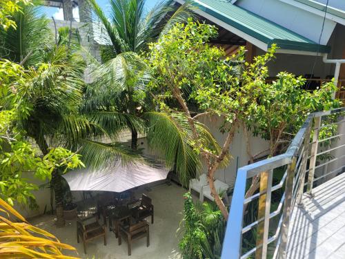 Ein Garten an der Unterkunft Palm Residence