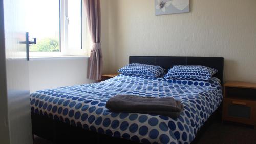 A bed or beds in a room at Blackpoolholidaylets Salmesbury Avenue Families And Contractors only