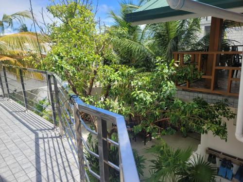 eine Treppe, die zu einem Haus mit Bäumen führt in der Unterkunft Palm Residence in Rasdu