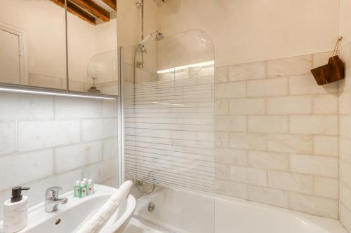 a bathroom with a tub and a sink and a bath tub at Charme de l'ancien aux portes de Paris ! in Charenton-le-Pont